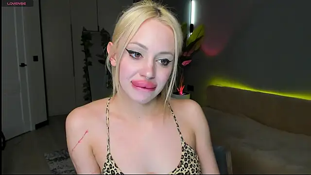 Luna Beverly online show from April 3, 2026, 8:18 pm