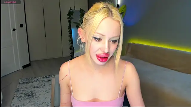 Luna Beverly online show from April 7, 2026, 8:09 pm