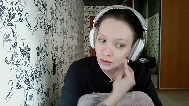 LxayBloom online show from April 11, 2026, 7:24 am