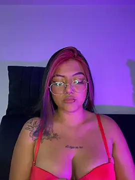 Snapshot of queen_of_you_heart chatting on February 15, 2026, 2:08 am queen of you heart online show from February 15, 2026, 2:08 am