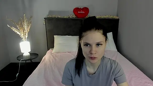 Snapshot of SkinyJoys chatting on February 15, 2026, 1:57 am SkinyJoys online show from February 15, 2026, 1:57 am