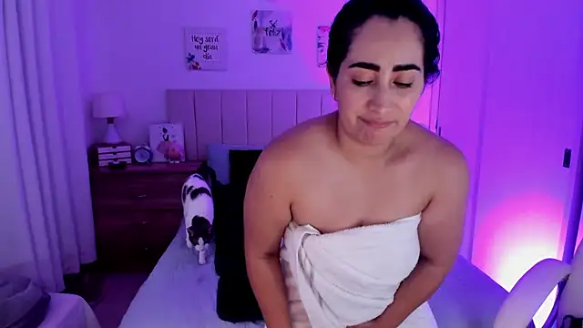 KiimDesire online show from April 14, 2026, 3:01 am