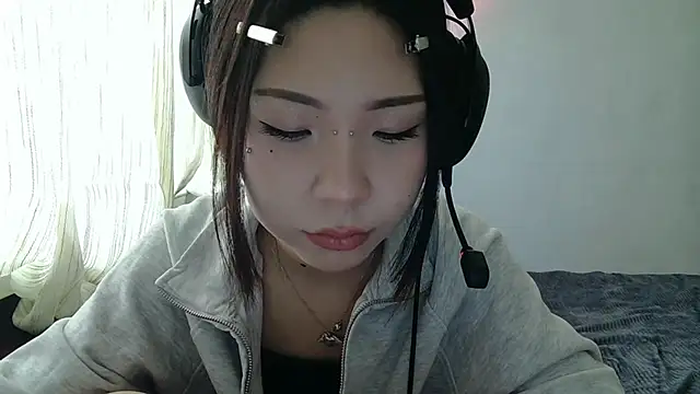 AprilOnilll online show from January 12, 2026, 8:30 am