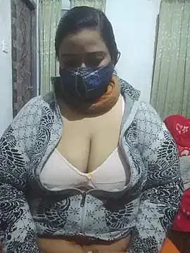 Snapshot of momo_loves chatting on February 3, 2026, 6:13 pm momo loves online show from February 3, 2026, 6:13 pm