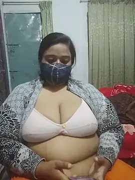 Snapshot of momo_loves chatting on February 17, 2026, 4:24 pm momo loves online show from February 17, 2026, 4:24 pm