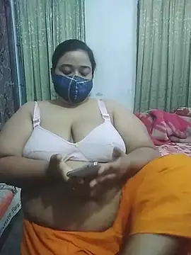 Snapshot of momo_loves chatting on February 24, 2026, 6:17 pm momo loves online show from February 24, 2026, 6:17 pm