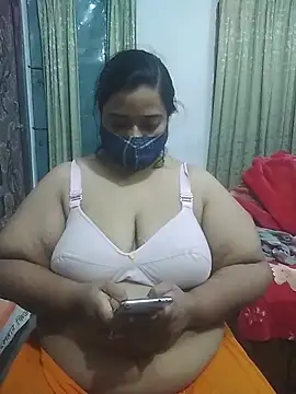 Snapshot of momo_loves chatting on February 28, 2026, 12:50 pm momo loves online show from February 28, 2026, 12:50 pm