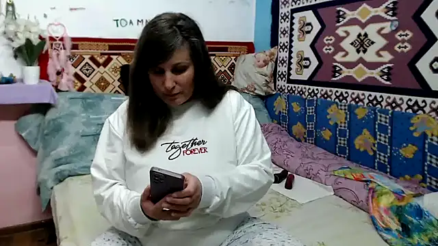 Adelinemilf online show from April 10, 2026, 12:32 pm