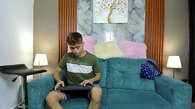 AVENGER BOYS2026 online show from February 18, 2026, 7:32 pm