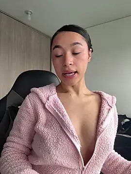 crystal dlun online show from February 8, 2026, 3:59 pm