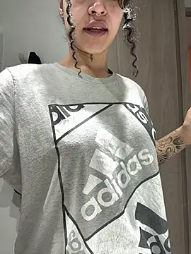 crystal dlun online show from March 22, 2026, 2:42 pm