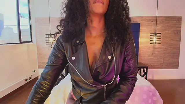 Ellie-Alves online show from April 7, 2026, 5:02 pm