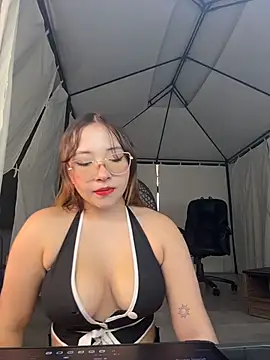 Snapshot of AliciaWhite_nt chatting on June 11, 2026, 12:32 am AliciaWhite nt online show from June 11, 2026, 12:32 am