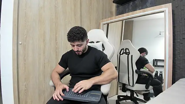 Snapshot of Thiago_moretti chatting on July 18, 2026, 3:33 am Thiago moretti online show from July 18, 2026, 3:33 am