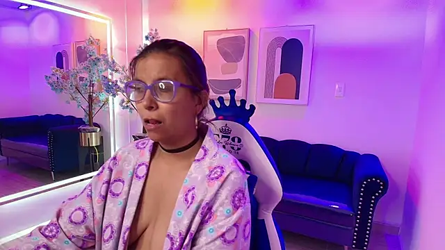 Amber  rouge online show from February 8, 2026, 4:32 pm