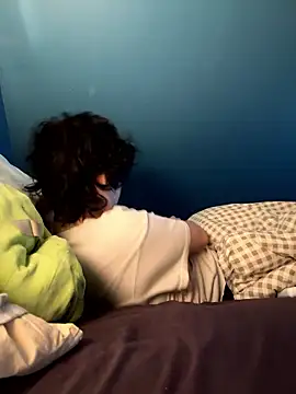 quwuinnie333 online show from January 14, 2026, 5:24 am