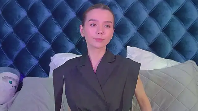Snapshot of VanessaVienne chatting on April 18, 2026, 4:11 pm VanessaVienne online show from April 18, 2026, 4:11 pm