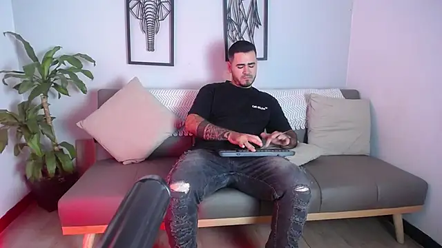 Aronhilton online show from January 14, 2026, 7:19 pm