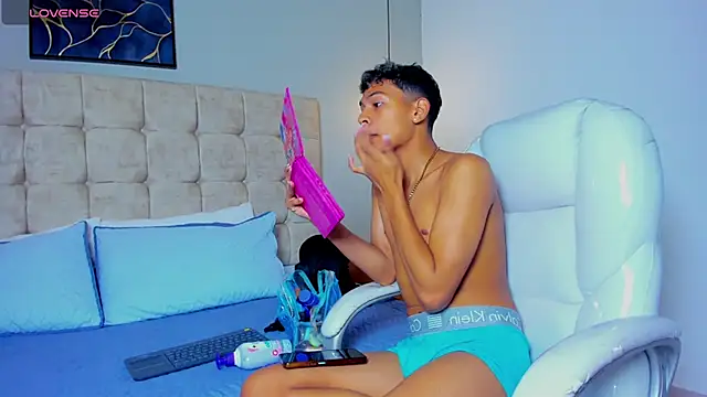 twink royale18 online show from February 2, 2026, 5:44 pm