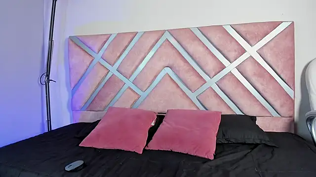 Lara reynolds  online show from January 16, 2026, 7:51 pm