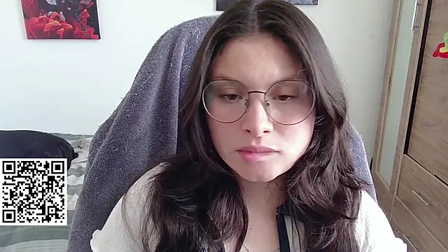 yessica gomez01 online show from April 19, 2026, 9:28 pm