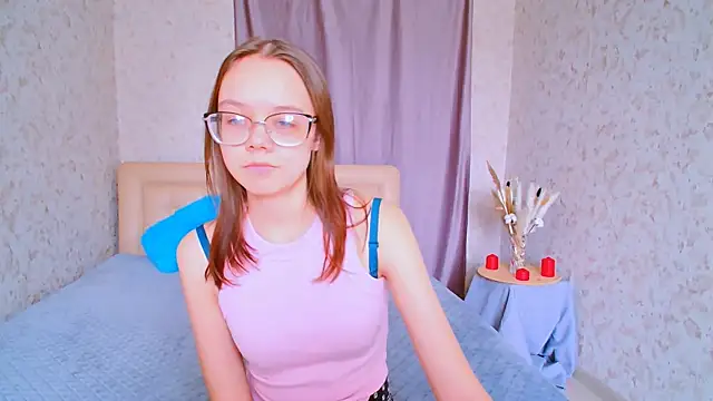 LolliStrawberry online show from April 15, 2026, 8:21 am