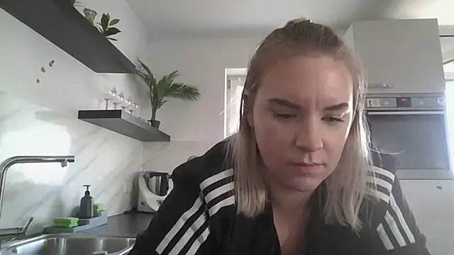 MinchenBienchen98 online show from February 26, 2026, 3:00 pm