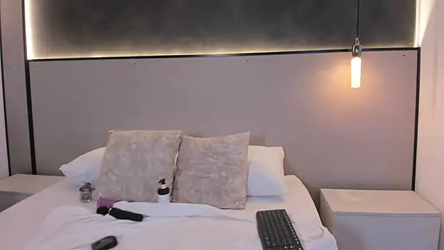 mia slora online show from April 20, 2026, 12:19 pm