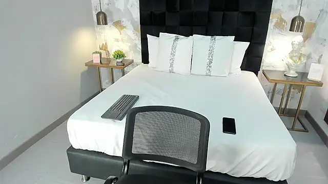 emily clarkk  online show from February 25, 2026, 8:07 pm