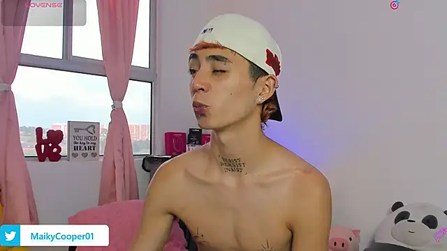 Maiky Cooper01 online show from March 4, 2026, 8:04 pm