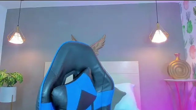 emma hiltonn  online show from April 10, 2026, 2:28 am