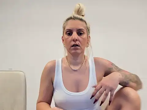 EvelynEvyyy online show from February 5, 2026, 6:07 am