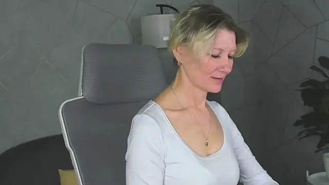 Julie Lucas online show from March 16, 2026, 12:49 am