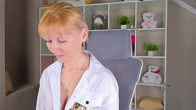 Julie Lucas online show from April 2, 2026, 12:52 am