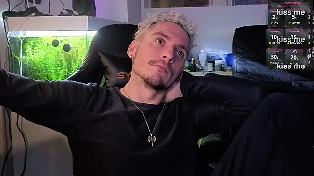 Rayzel White online show from February 4, 2026, 10:26 pm