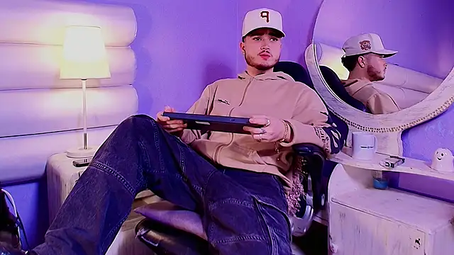 Snapshot of Salvattore_Muller chatting on February 4, 2026, 1:22 am Salvattore Muller online show from February 4, 2026, 1:22 am