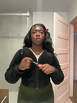 Snapshot of icelyne_2001 chatting on February 17, 2026, 9:10 pm icelyne 2001 online show from February 17, 2026, 9:10 pm