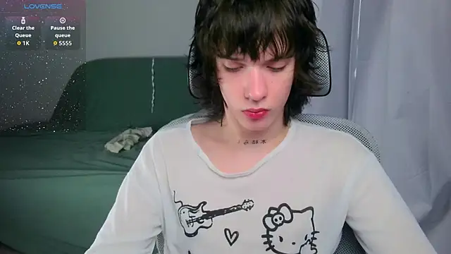 Snapshot of LeonBoykisser chatting on July 7, 2026, 12:20 pm LeonBoykisser online show from July 7, 2026, 12:20 pm