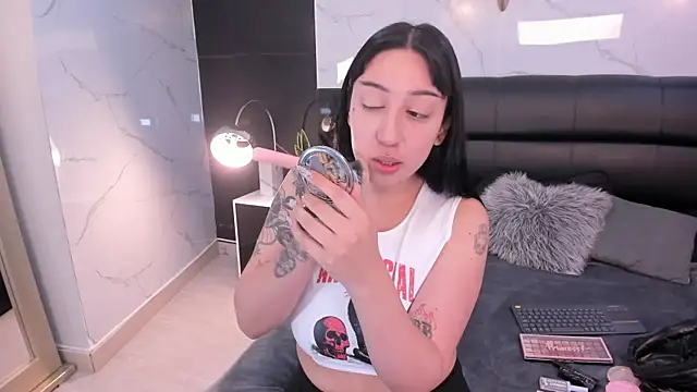 KomiCatt online show from April 1, 2026, 12:06 pm