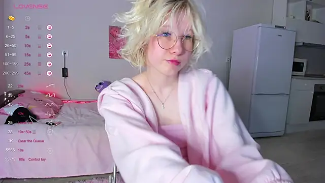 Allettaevee online show from April 24, 2026, 2:47 am