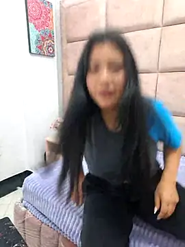 valenlopezz  online show from May 8, 2026, 5:24 am