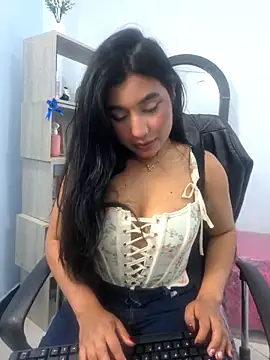 valenlopezz  online show from May 14, 2026, 3:46 am