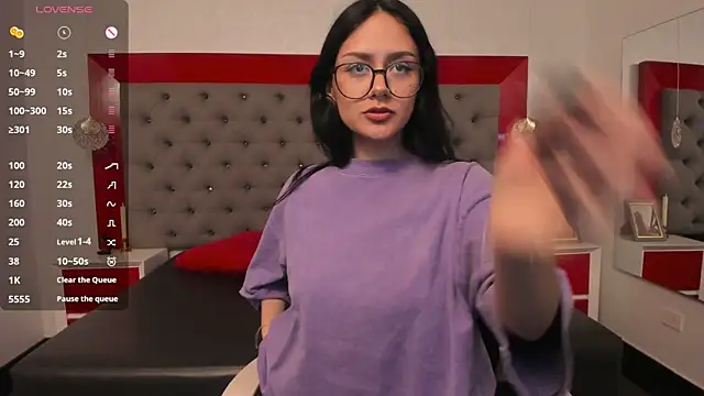 NiccolleHall online show from February 10, 2026, 1:15 pm