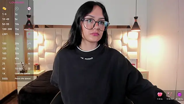 NiccolleHall online show from February 17, 2026, 1:07 pm