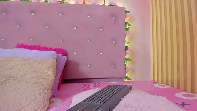lovely  kiss   online show from June 8, 2026, 6:19 pm