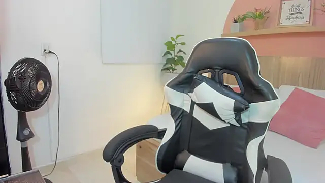 Snapshot of ivette_swan chatting on February 5, 2026, 12:21 pm ivette swan online show from February 5, 2026, 12:21 pm