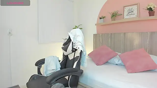 ivette swan online show from April 15, 2026, 7:32 pm