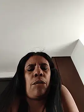 Zeyllyjhonson online show from May 27, 2026, 4:15 pm