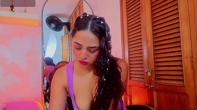 Emma Thompssonn online show from April 15, 2026, 12:23 pm