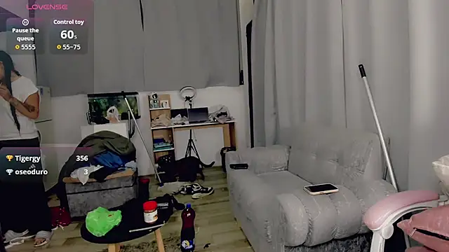 VictoriaHoneyy online show from May 17, 2026, 1:58 am